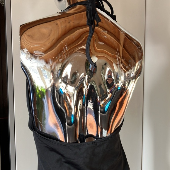 Halter style one piece bathing suit with wrap
With complimentary tie dyed wrap - Picture 4 of 6